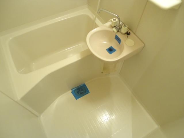 バス・シャワールーム　お風呂場も落ち着いた雰囲気に、リラックスできます