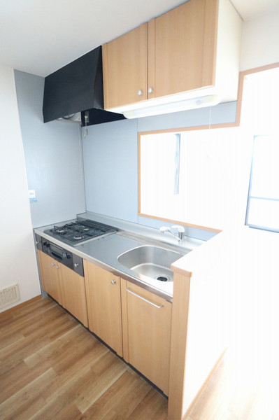 キッチン　単身向けではめずらしい３口ガスコンロ（グリル付き）