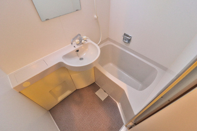 バス・シャワールーム　洗面付バス！小物も置ける仕様です！