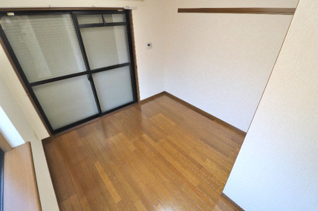 居室・リビング　網戸つきで２面に窓のあるお部屋！