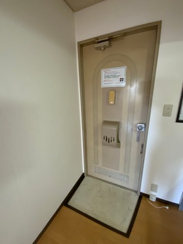 玄関　別部屋の写真になります。