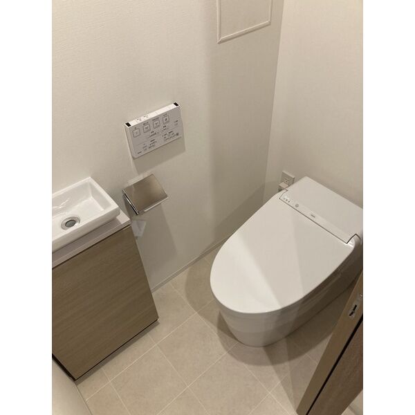 トイレ　落ち着いた色調のトイレです