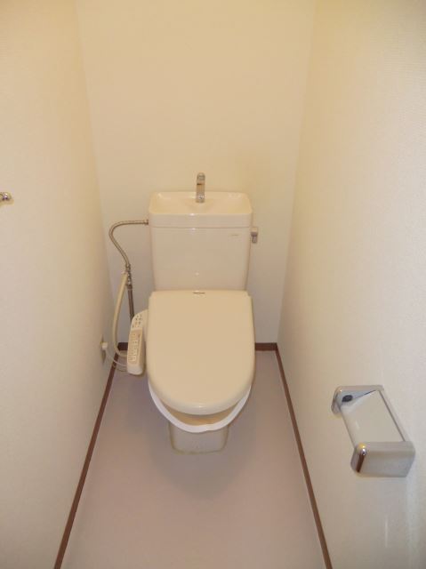 トイレ　温水洗浄便座です。