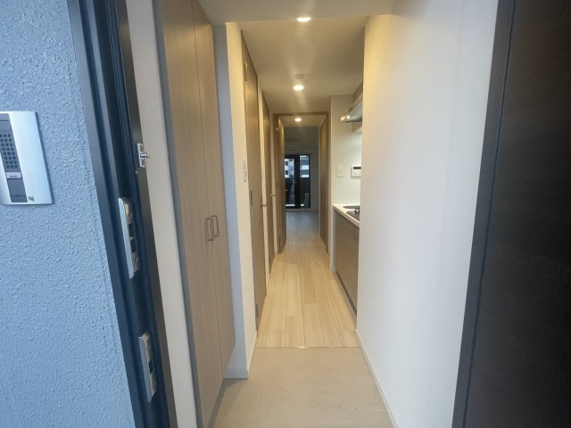 玄関　写真は、他部屋の反転間取りです(現況優先)