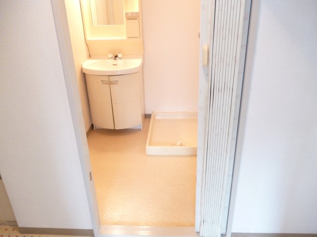洗面設備　明るい洗面所です
