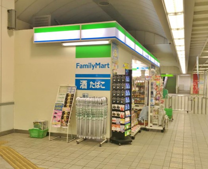 スーパー　ファミリーマート（スーパー）まで500m