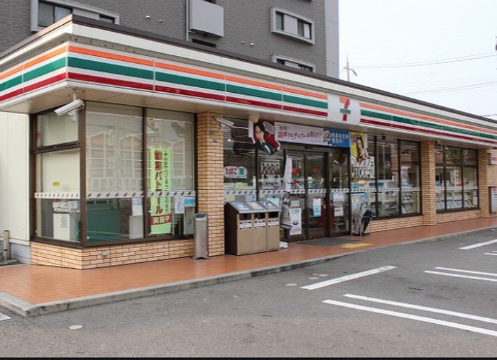 コンビニ　セブンイレブン（コンビニ）まで550m
