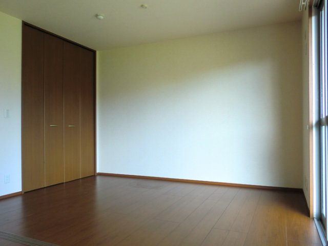 その他部屋・スペース　開放的な寝室です