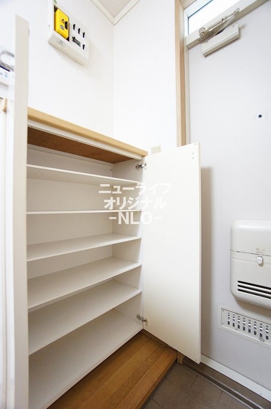 その他　コンパクトながら収納力のあるシューズボックス☆