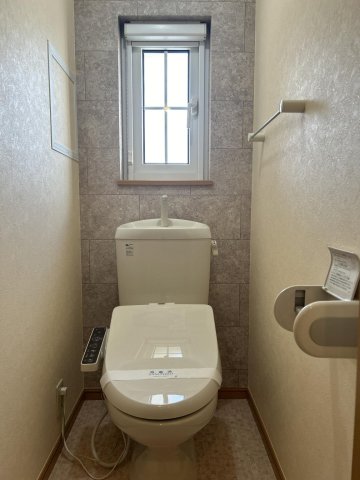 トイレ　温水洗浄便座付きトイレ！トイレットペーパーを収納棚付き！