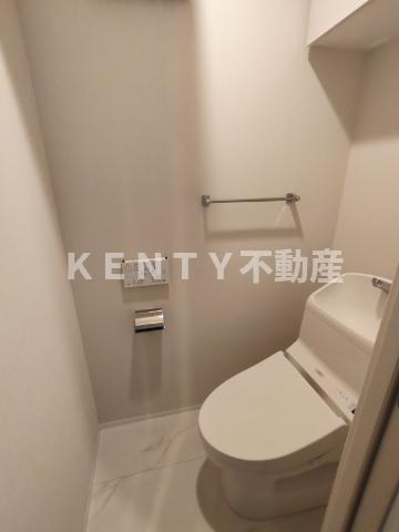 トイレ　落ち着いた色調のトイレです