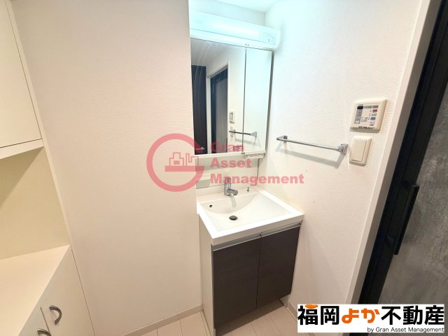 洗面設備　【202号室実写真】独立洗面台、朝の身支度には欠かせません