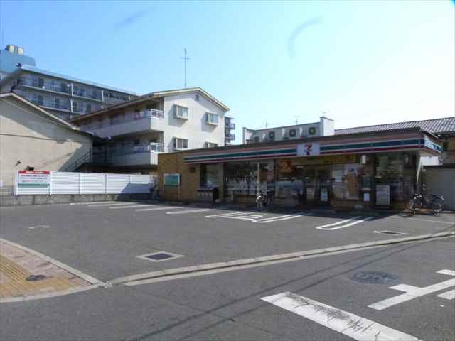 コンビニ　セブンイレブン（コンビニ）まで792m