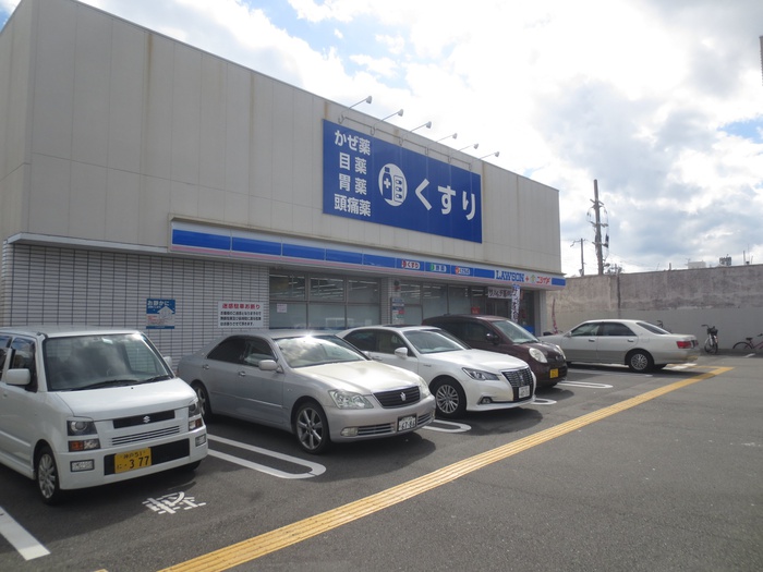 コンビニ　ロ―ソン（コンビニ）まで700m