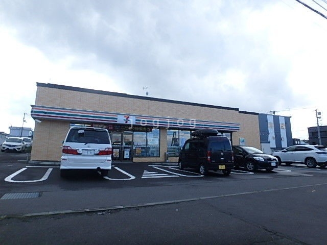 コンビニ　セブンイレブン千歳旭ヶ丘店（コンビニ）まで675m