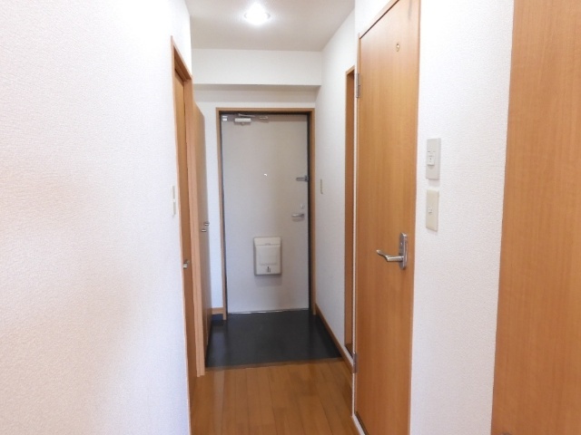 玄関　※６０５号室の写真です。