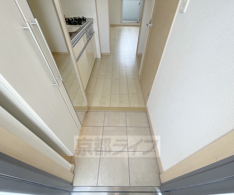 玄関　やさしい色合いで、落ち着くお部屋です