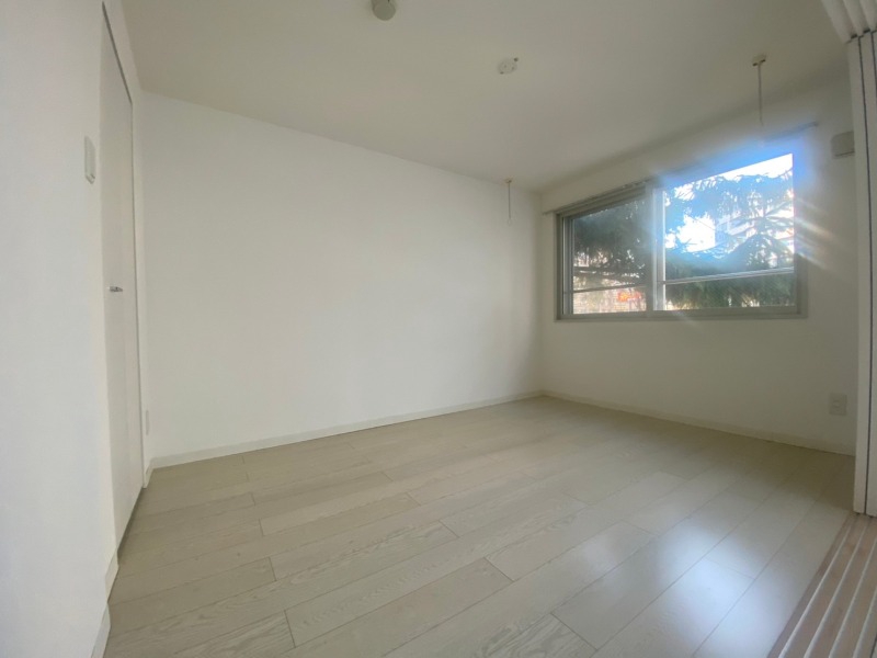 その他部屋・スペース　寝室はこちらです。光が差し込む、温かみのあるお部屋です。