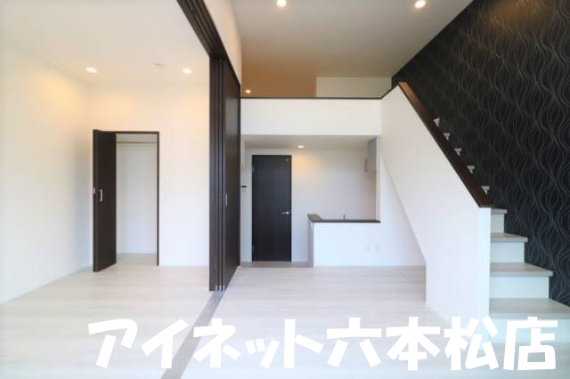 居室・リビング　白を基調とした明るいお部屋です