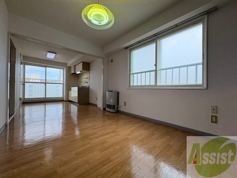その他部屋・スペース　木目のフローリングが落ち着くお部屋ですね。