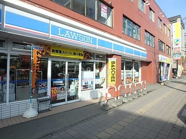 コンビニ　ローソン南平岸駅前店（コンビニ）まで322m