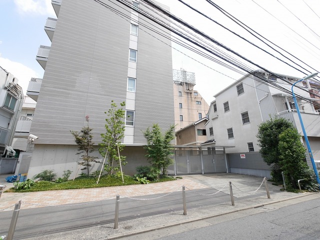 建物外観　マンション入り口の植栽にも癒されますね♪