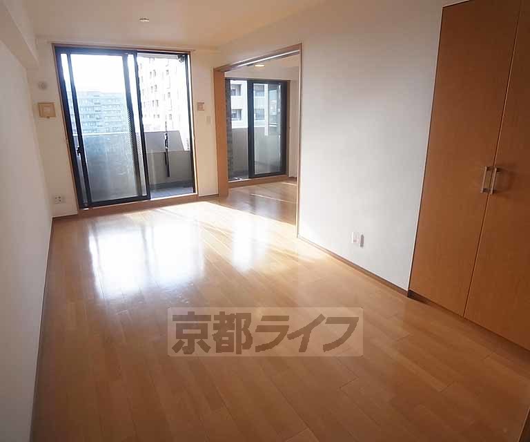 居室・リビング　明るく広々としたお部屋です。