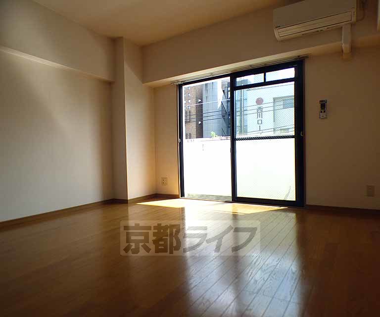 居室・リビング　綺麗なフローリングのお部屋です。
