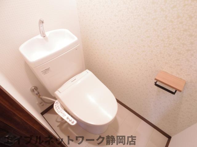 ＪＲ東海道本線 静岡駅 バス乗車時間：20分 最寄りバス停で下車 徒歩2分 3階建 築36年のトイレ写真