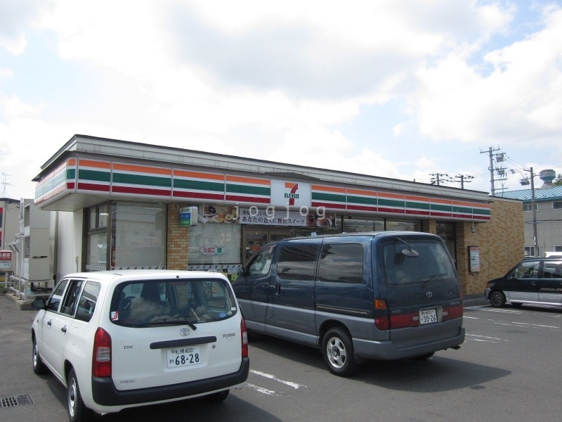 コンビニ　セブンイレブン札幌里塚1条店（コンビニ）まで557m