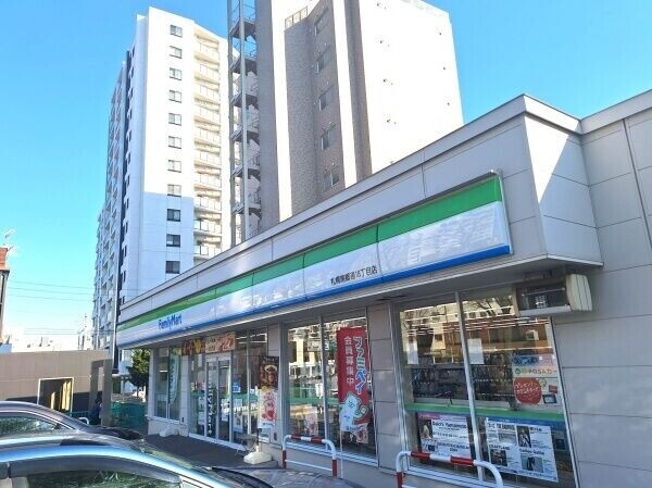 コンビニ　ファミリーマート札幌南郷通18丁目店（コンビニ）まで91m