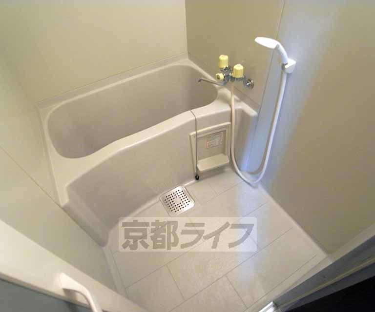 バス・シャワールーム　すっきりとした浴室です。