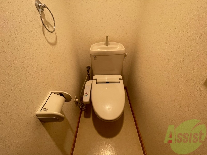 トイレ　トイレはシャワー付きトイレでタオルハンガーがついてます
