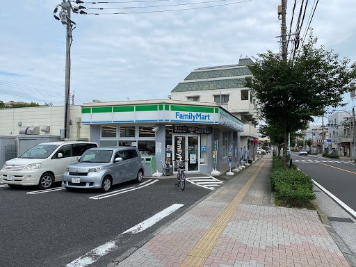 コンビニ　ファミリーマート（コンビニ）まで327m