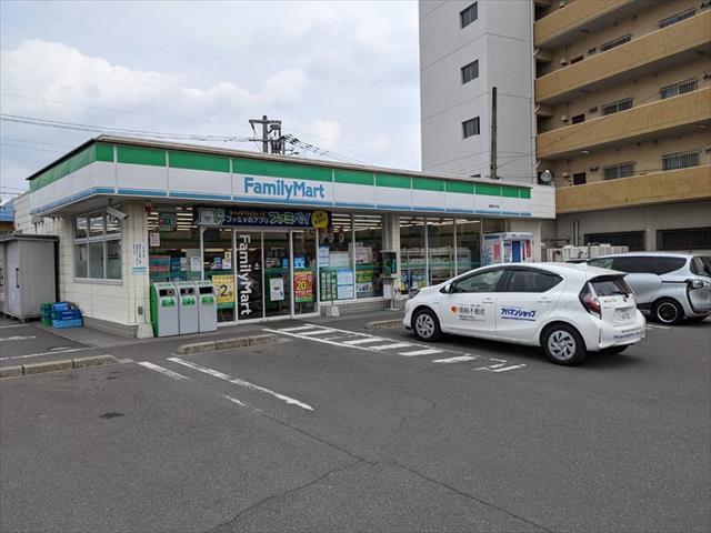 コンビニ　ファミリーマート（コンビニ）まで792m