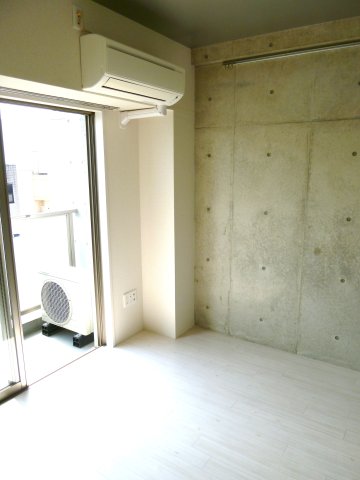 居室・リビング　内装の壁はコンクリート打ちっぱなしのお部屋です