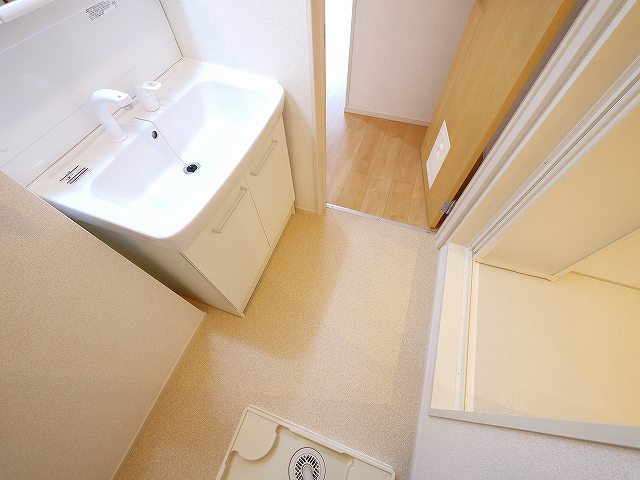 洗面設備　独立洗面台、小物を置くことができて便利です
