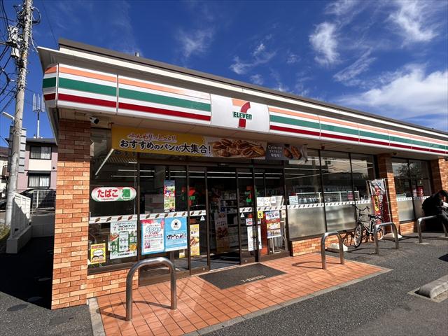 コンビニ　セブンイレブン（コンビニ）まで561m