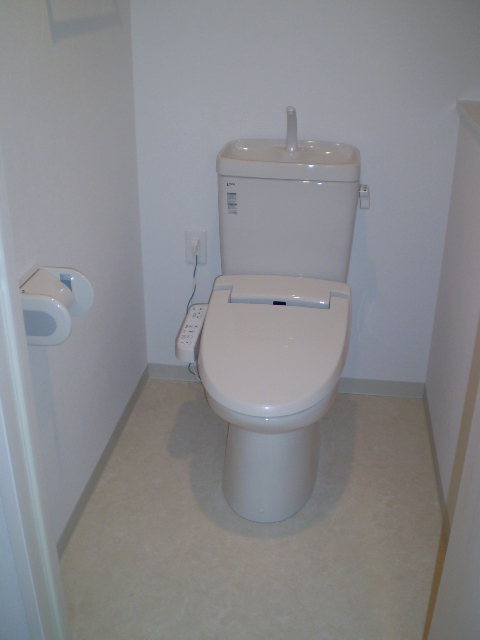 東急田園都市線 たまプラーザ駅 徒歩2分 3階建 築15年のトイレ写真