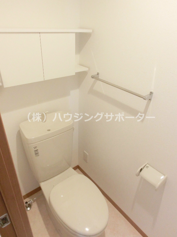 トイレ　トイレは温水洗浄便座ではないですが、ちょっとした棚も便利です