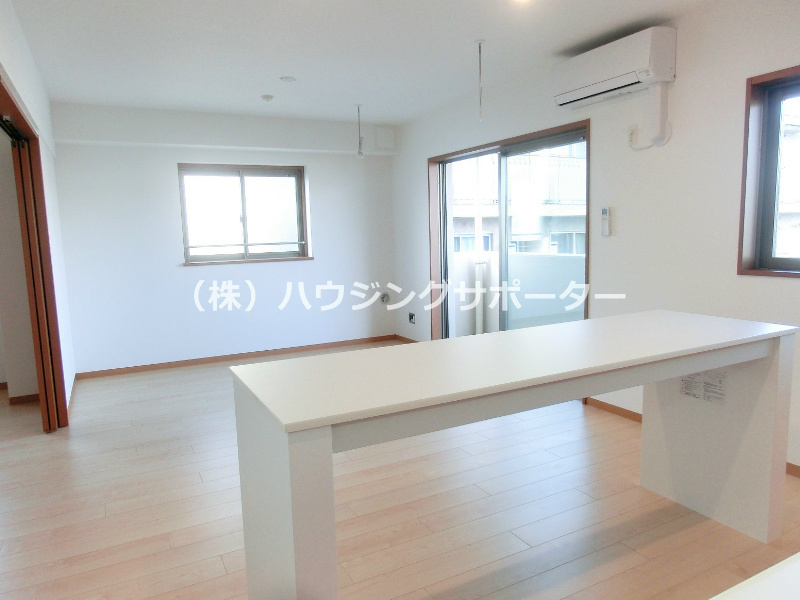 居室・リビング　ＬＤＫ13.2帖、1号室と3号室は側面に窓あります