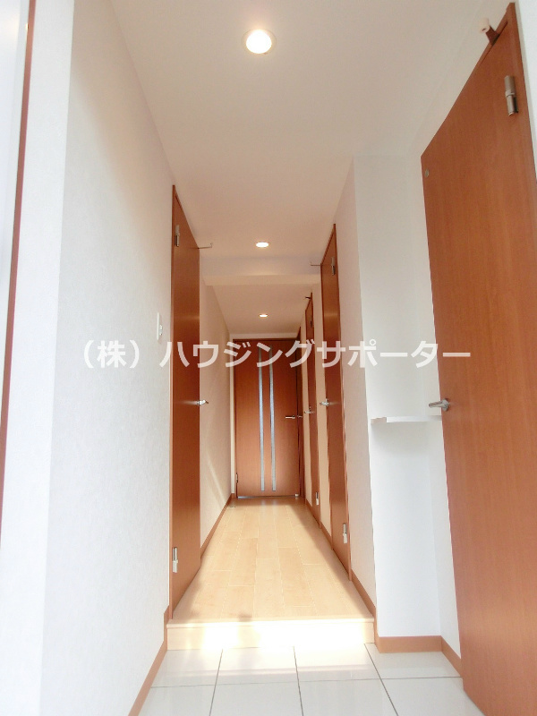 玄関　室内写真は他室角部屋左右反転建築中の他建築中の時の参考写真で