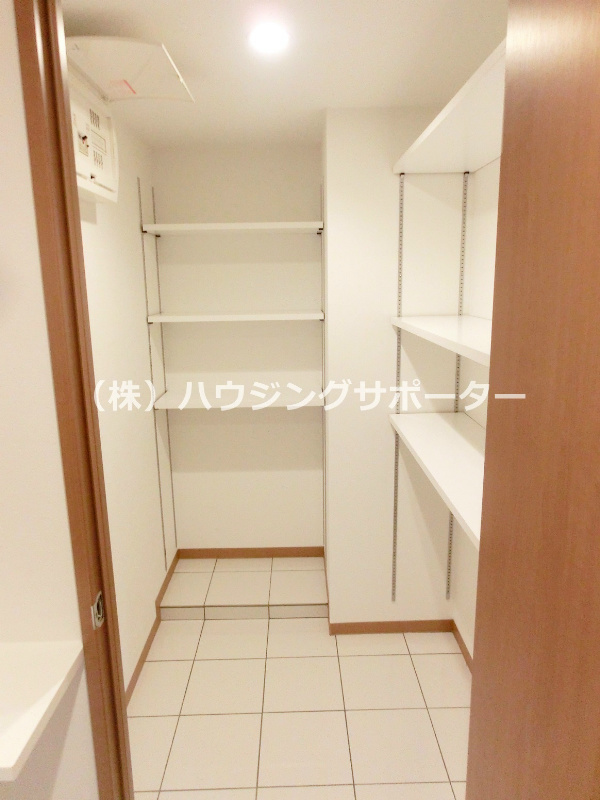 収納　シューズインクローク。とにかく広いのでベビーカーや大切な自転