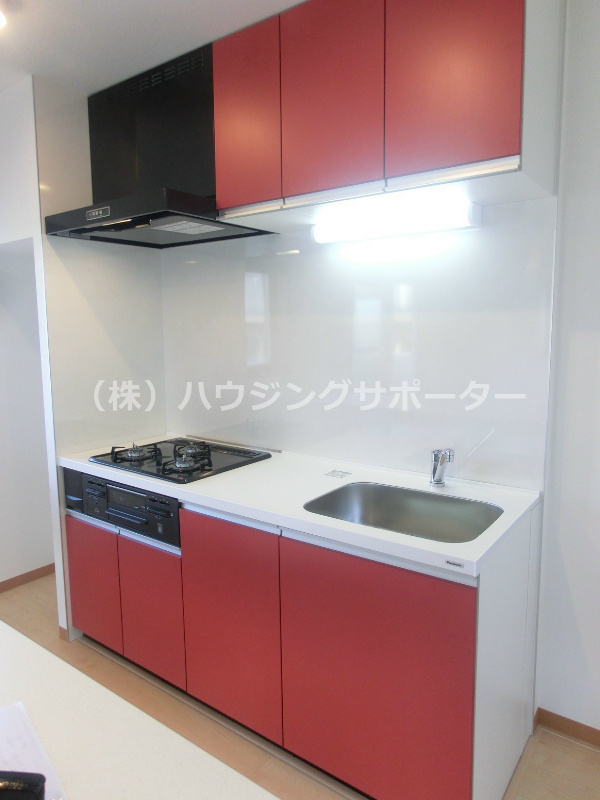 キッチン　真っ赤なキッチンがお洒落なシステムキッチンです！