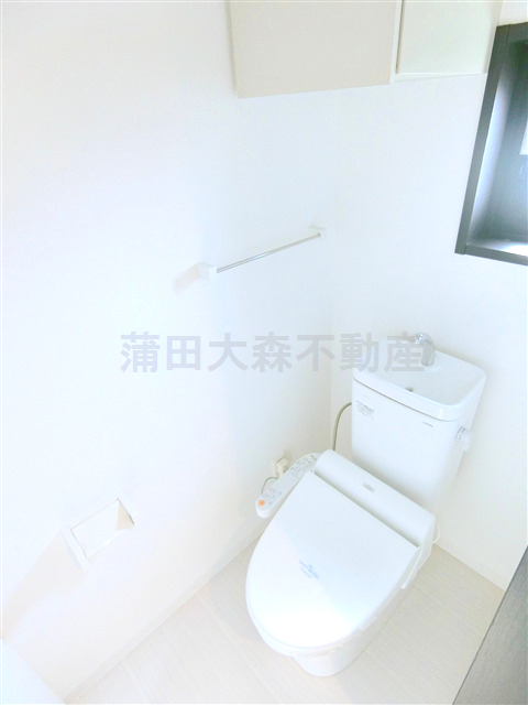 トイレ　窓と棚収納+温水暖房便座付きトイレ