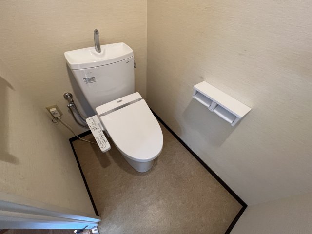 トイレ　温水洗浄便座付きのトイレです♪