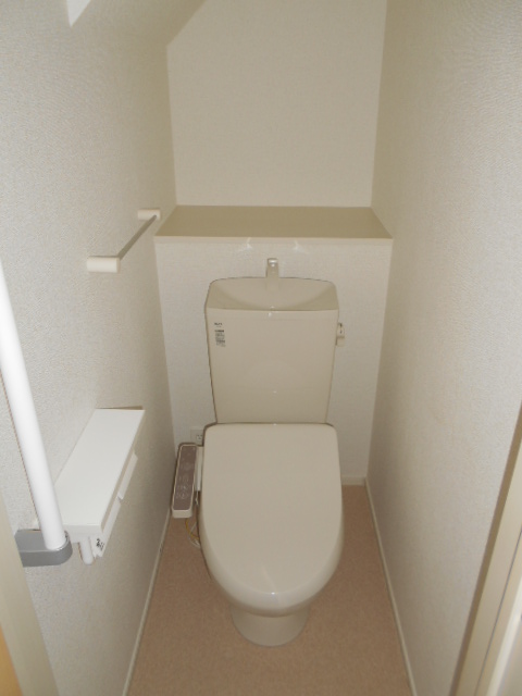 トイレ　温水洗浄便座完備・小物収納棚あり