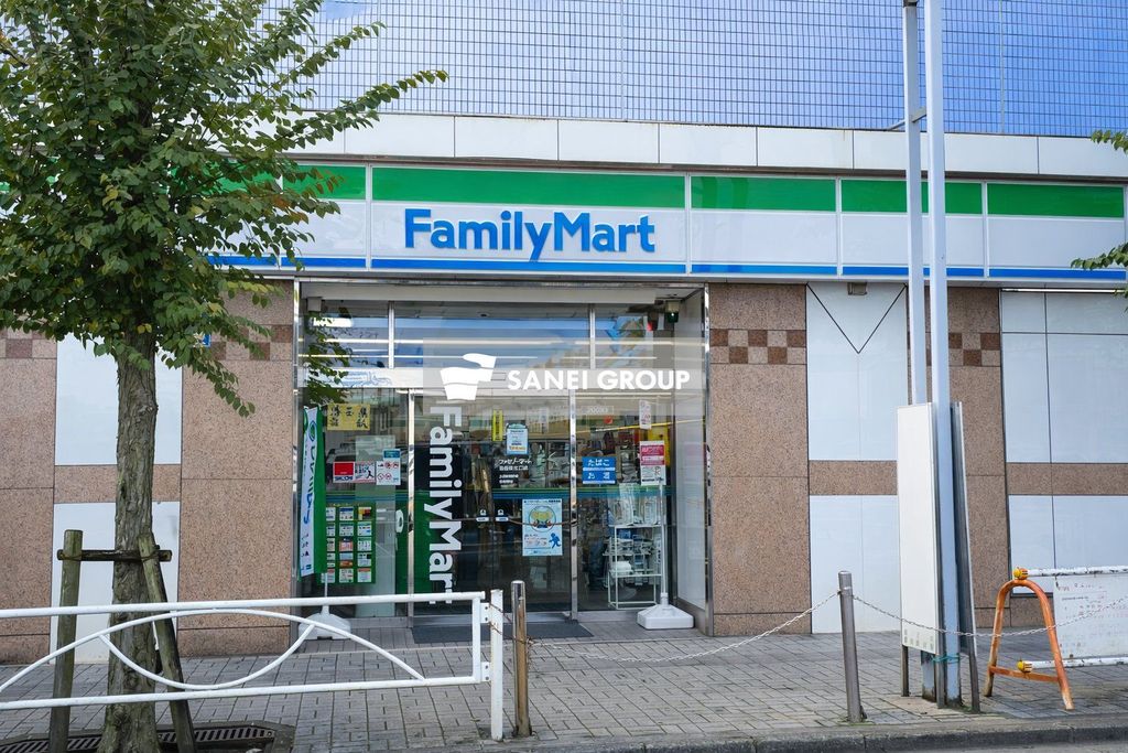 コンビニ　ファミリーマート飯能駅北口店（コンビニ）まで530m