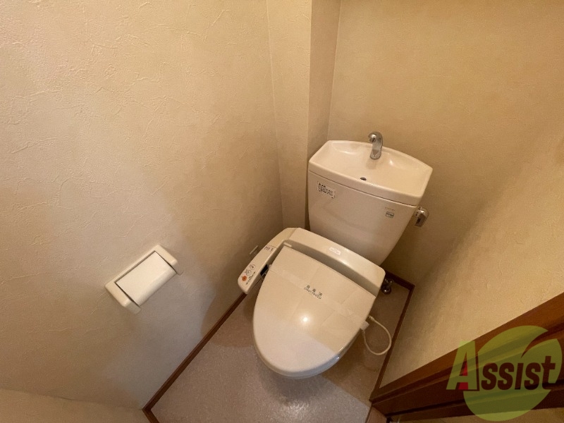 トイレ　トイレはこちらのウォシュレット付きになりますね。
