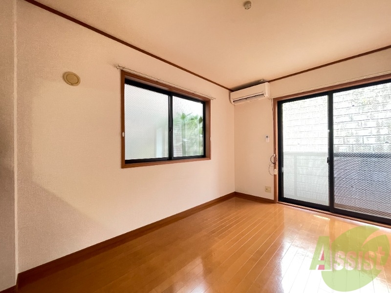 居室・リビング　南向きの大きめの窓から日差しがたっぷり入る明るいお部屋です。